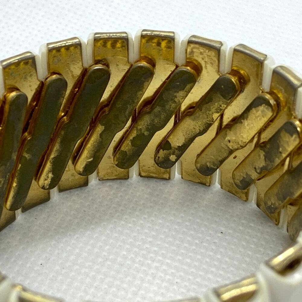 Vintage Bracelet White Plastic Lucite Ribbed Bracelet with Gold Inside - Picture 6 of 7